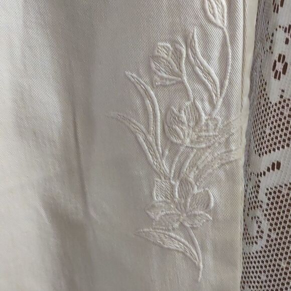 The‎ Loft Women"s size 4 cream crop pants floral embroidery cuffed leg - Picture 2 of 9